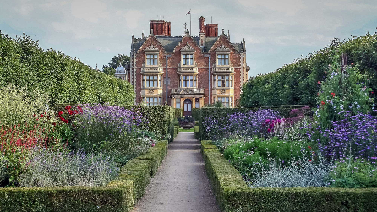 Purple, lilac and pink flowerbeds in front of the