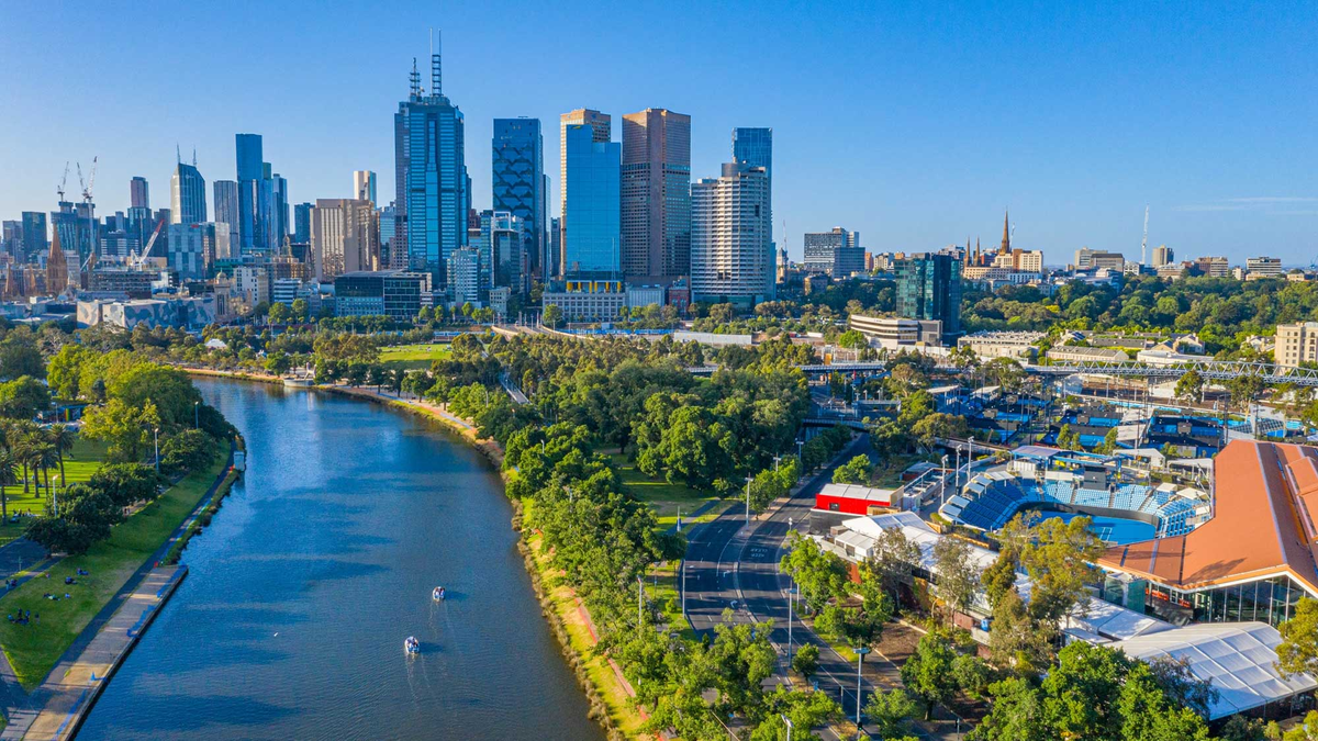A wide river leading the the skyscrapers of Melbourne city on a sunny day