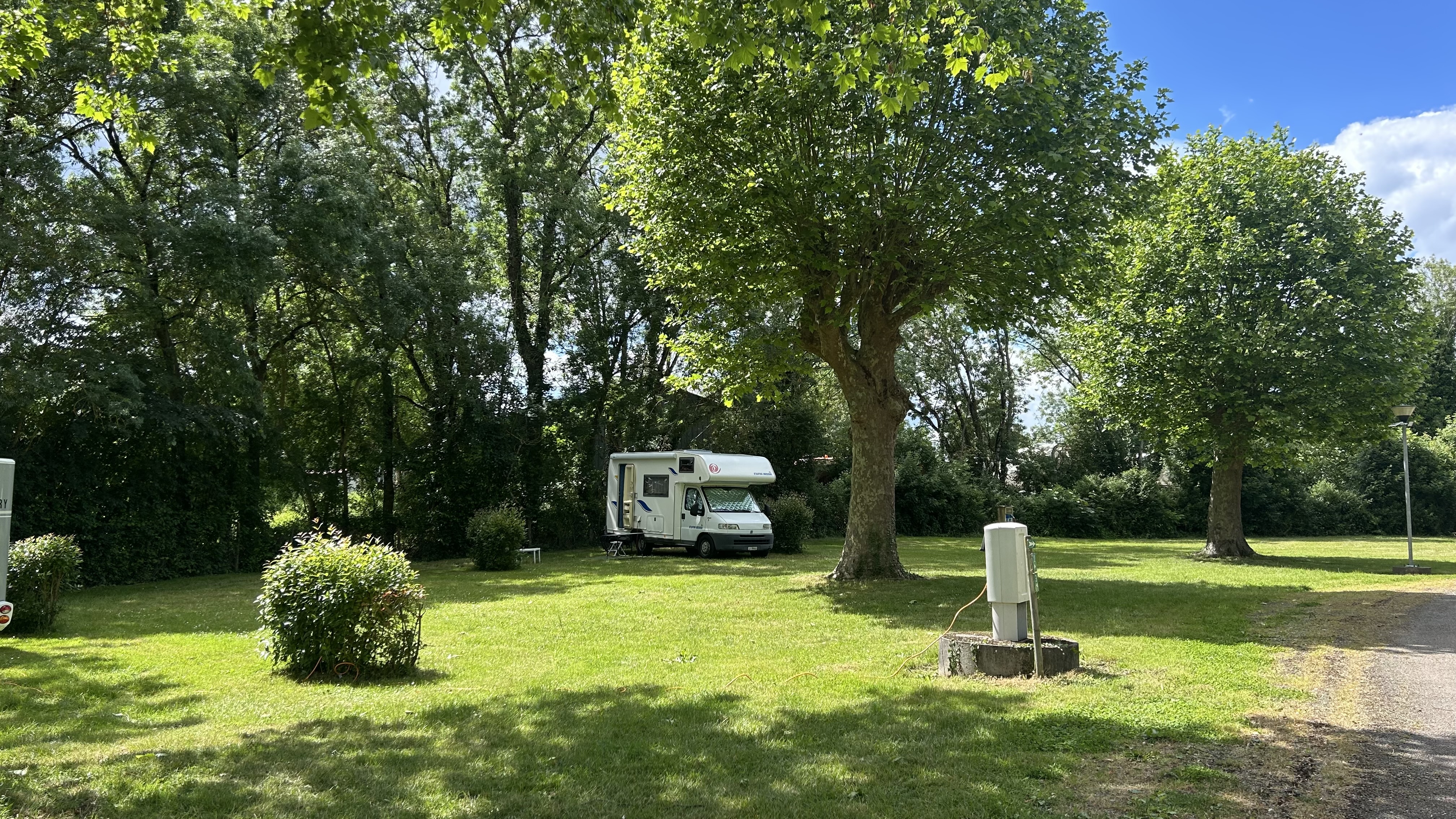 Camping Le Martin Pêcheur, D55, Nouvelle Aquitaine, France, pitch, field, grass, motorhome, trees
