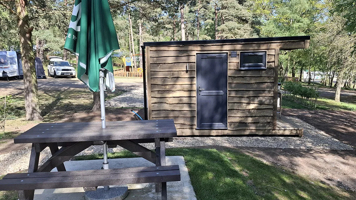 Ensuite Premium+ on-pitch WC/shower room & picnic table on pitch 71