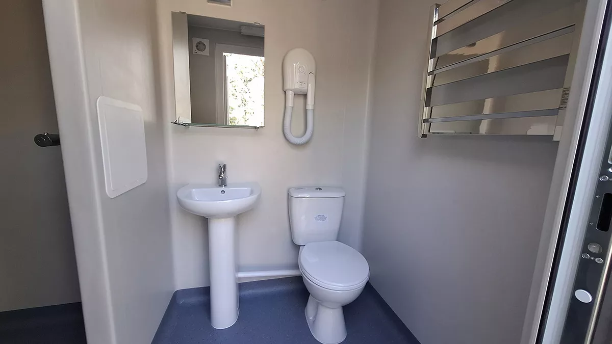 Ensuite Premium+ on-pitch WC/shower room & picnic table on pitch 71