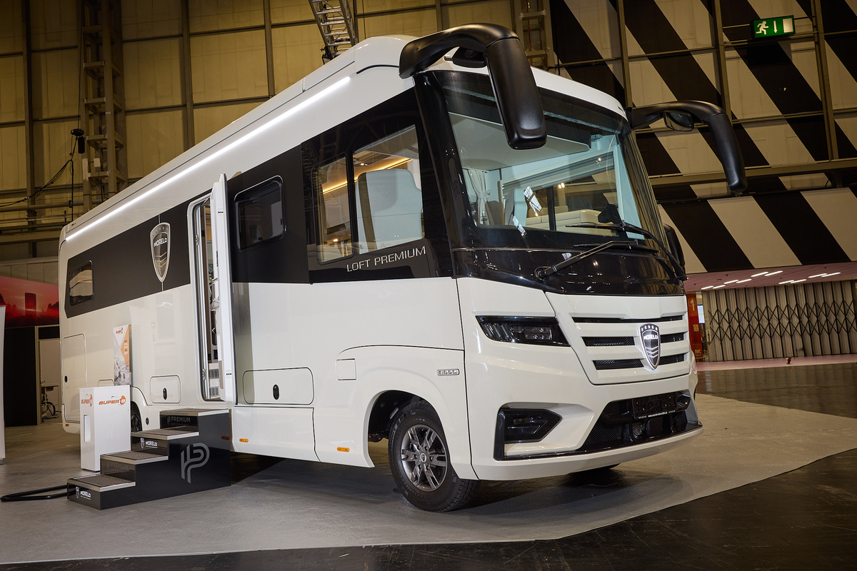 The MORELO LOFT PREMIUM 86LB has a black and white exterior.  There are four steps leading to the open habitation door.  