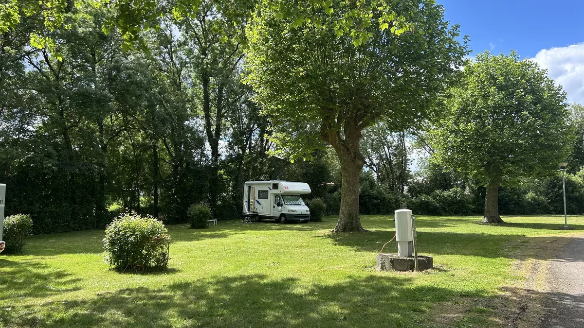 Camping Le Martin Pêcheur, D55, Nouvelle Aquitaine, France, pitch, field, grass, motorhome, trees