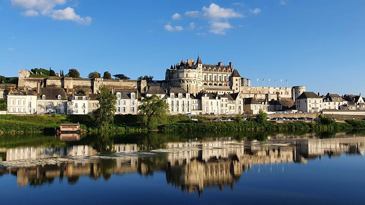 Building across the river loire